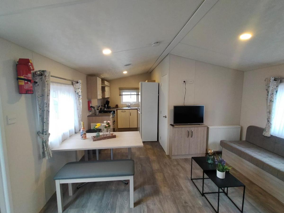 Bj Chalets - De Rug 1 - Vakantiepark Lauwersoog - Luxe Chalet Met Vaatwasser! Vroege Incheck! Zewnętrze zdjęcie
